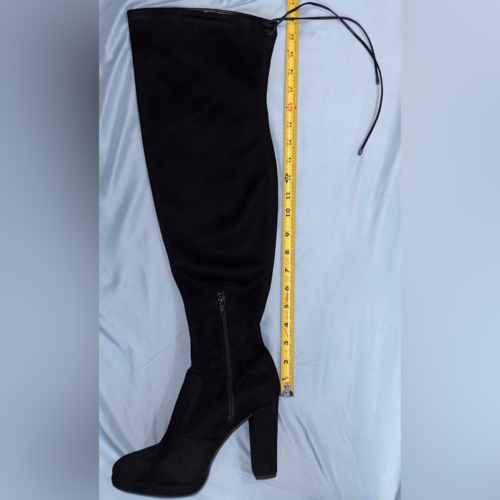 Black velvet GB (a Gianni Bini line) knee high heels size 8